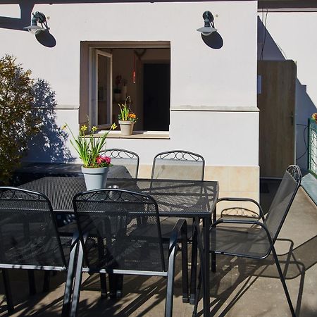 Cozy Apartments With Terrace Near Prague Castle Exterior photo