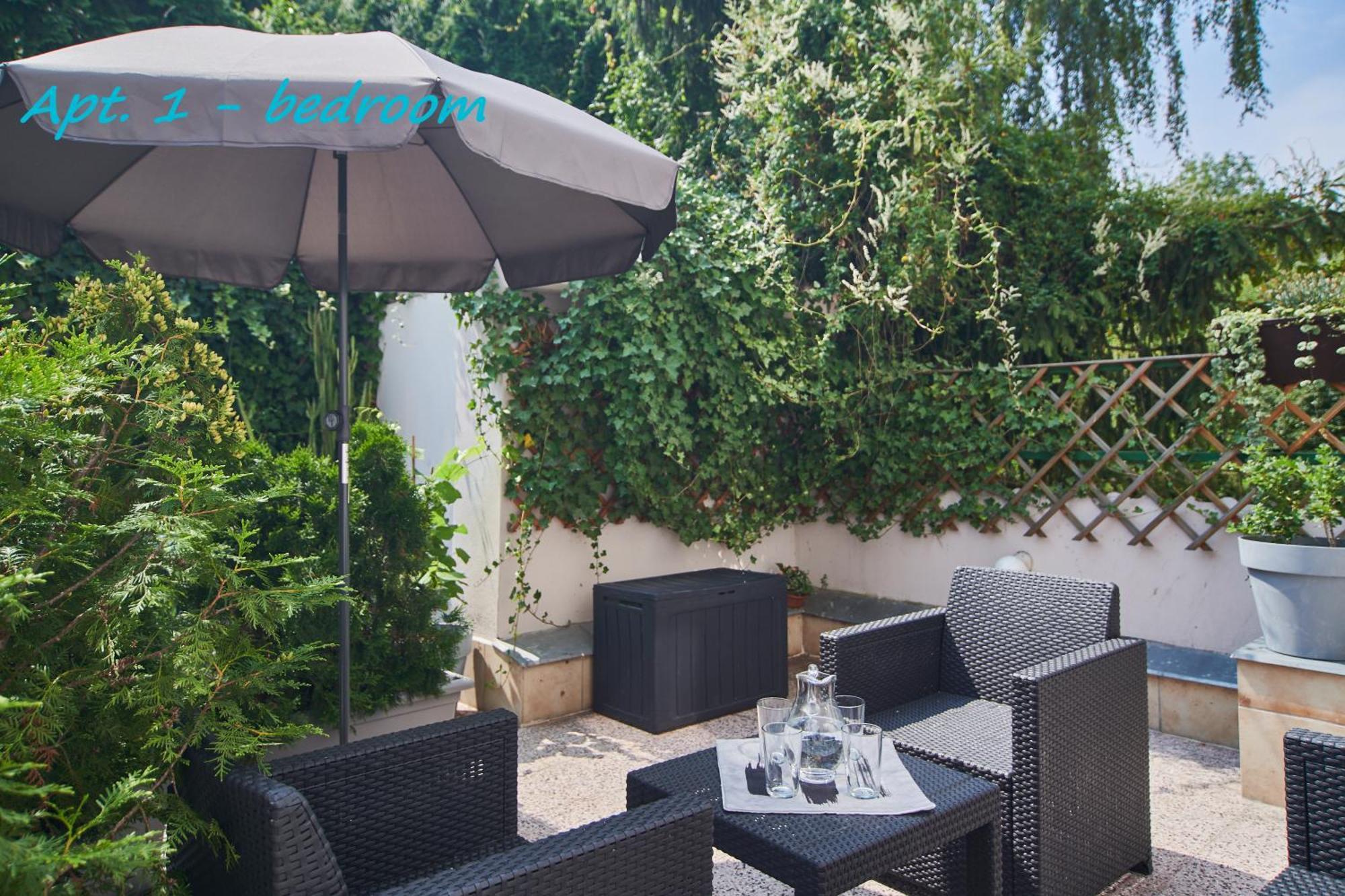 Cozy Apartments With Terrace Near Prague Castle Exterior photo