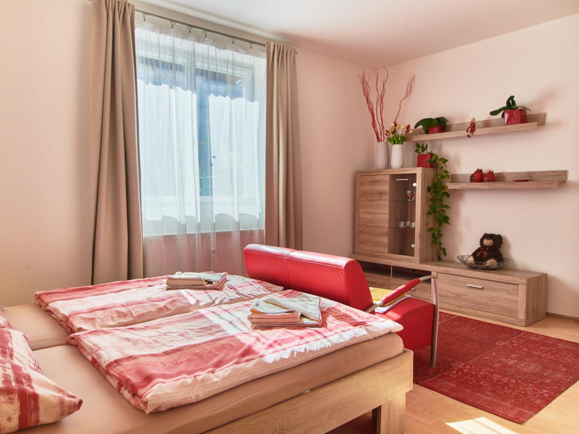 Cozy Apartments With Terrace Near Prague Castle Exterior photo