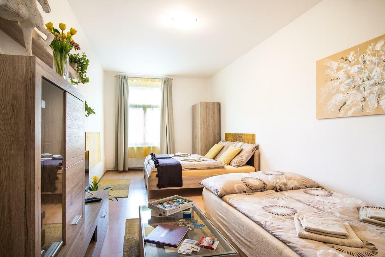 Cozy Apartments With Terrace Near Prague Castle Exterior photo